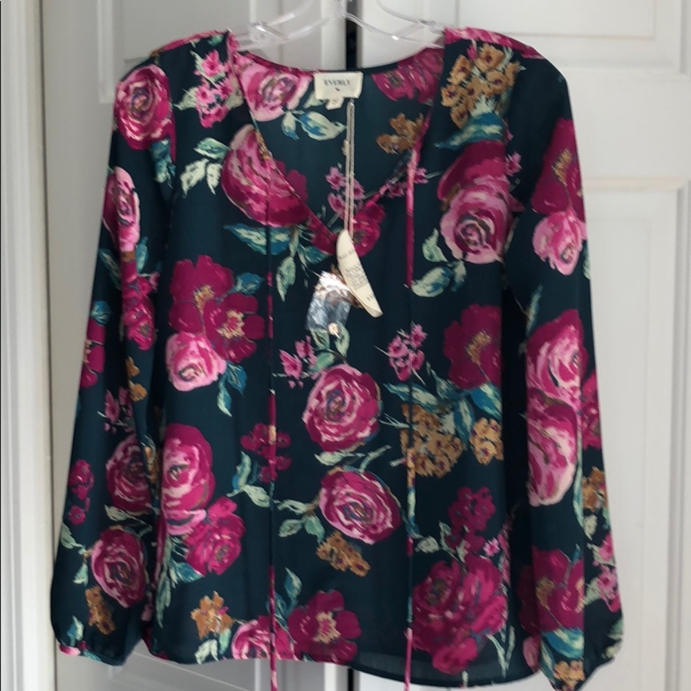 NWT boutique top. Beautiful colors!